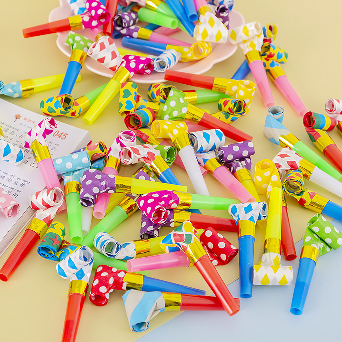 30 PZ Fischietti Colorati Gioc - Party Games Easter recensione e prezzo